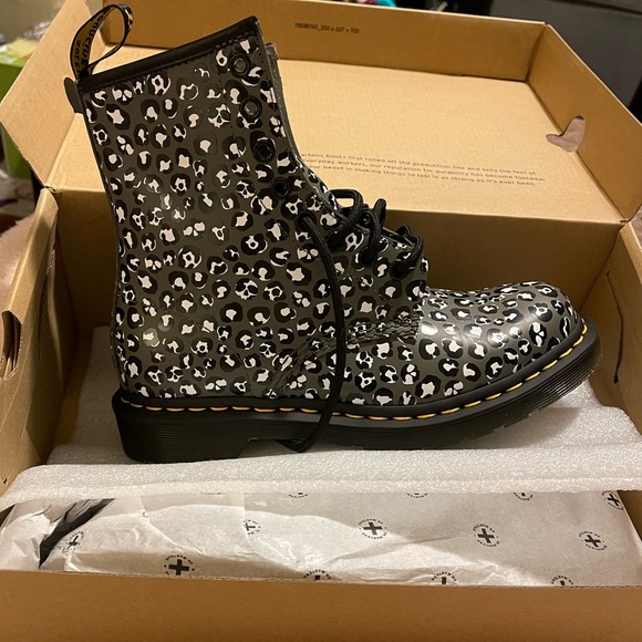 New Dr Martens smooth leather leopard 1460 boots doc martens lace up black/white - Picture 3 of 10